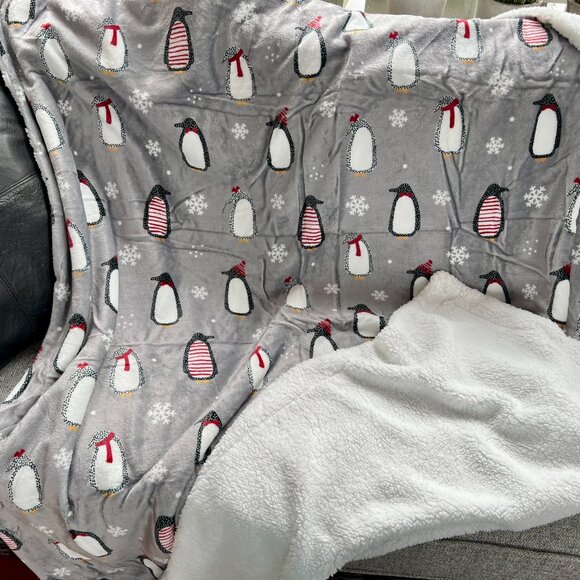 NWT! Wonderful Super Soft Penguin Sherpa Blanket - Picture 7 of 11